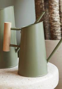 Regadera moderna de metal con mango de madera, color verde oliva, 14.25 x 6.5 x 10.75 pulgadas, herramienta de jardinería pequeña para riego en interiores y exteriores - Product Image 3