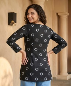 Kurta en coton imprimé noir pour femmes, col en V, manches longues, coupe ample décontractée, vêtements ethniques, style Inde Pakistan 85437 VAAZI-1063 - Product Image 3