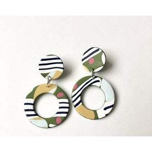 Boucles d'oreilles en résine faites à la main de luxe, matériau de qualité supérieure, élégantes, fournitures de perlage pour les fêtes, durables, légères et confortables - Product Image 3