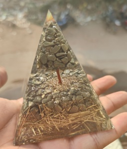 Prix d'usine pas cher vente en gros de cristaux de pierre naturelle agate puces de pierre maltée orgone orgonite énergie méditation pyramide - Product Image 4