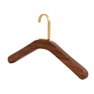 Perchas de madera maciza de alta calidad al por mayor con logotipo personalizado para tiendas de ropa y hoteles, perchas de madera natural de lujo para abrigos y trajes. - Product Image 5