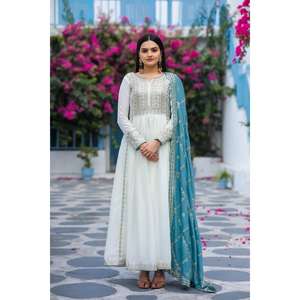 Robe de soirée en soie chinon brodée avec des sequins, avec dupatta, couleur ciel - Product Image 1