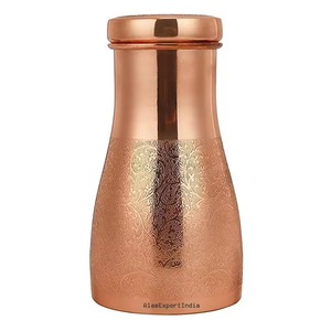 Carafe légère en cuivre pur avec une structure durable et un design attrayant, idéale pour la décoration intérieure moderne - Product Image 5