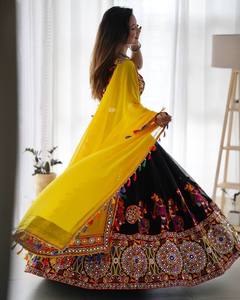 Ensemble de mariage traditionnel pour femmes, Lehenga Choli en georgette noire brodée de renards, avec dupatta jaune, provenant du Gujarat - Product Image 2