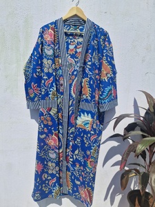 Kimono de Algodón Azul con Estampado Floral, Cuello en V, Cierre con Cordón, Transpirable y Ligero, para Playa o Verano - Product Image 3