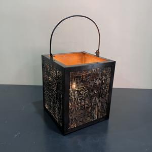 Farol de Hierro Cuadrado de Estilo Marroquí L540 de Diseño Artesanal, con Patrón Hueco Decorativo, para Velas, Ramadán, Eid, para Colgar en la Mesa del Hogar - Product Image 3