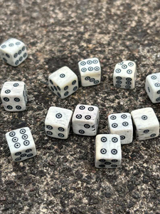 Dés de jeu carrés modernes, écologiques, en os naturel, polis et durables pour Ludo, Échecs, Jeux de casino, Vente en gros - Product Image 4