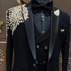 Traje de esmoquin negro bordado para hombre con diseño floral blanco en los hombros, conjunto de blazer para fiesta de bodas, ropa formal personalizada - Product Image 1