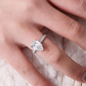 Bague de fiançailles classique pour femme avec diamant taille poire et pavé de pierres de laboratoire - Product Image 6