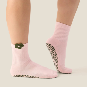 Calcetines de Algodón Antideslizantes con Diseño de Flores 3D y Corazón, Marca BCSI, para Yoga, Pilates, Gimnasio y Estudio - Product Image 4