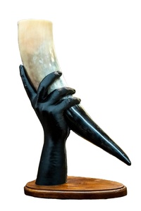 El cuerno para beber es un recipiente tradicional utilizado para consumir líquidos, históricamente hecho de cuernos de animales como los de los bueyes - Product Image 5