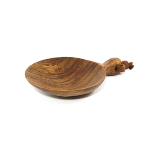 Cuchara de Madera de Suar de Grado Alimenticio con Cordón de Cuero de Cinco Centímetros de Largo, Color Marrón Claro, Diámetro de Nueve Puntos Cinco, Cuatro Catorce Longitudes - Product Image 1