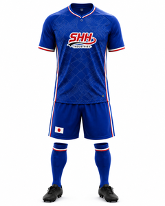ชุดยูนิฟอร์มฟุตบอลชายแบบกำหนดเอง เสื้อเจอร์ซีย์ กางเกงขาสั้นเอวยางยืด ระบายอากาศ แห้งเร็ว พิมพ์ลายแบบรีดร้อน 100% - Product Image 1