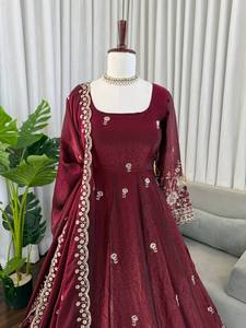 Ensemble Anarkali en soie bordeaux brodé, tenue indienne pakistanaise pour femmes avec dupatta, robe de fête de mariage - Product Image 3