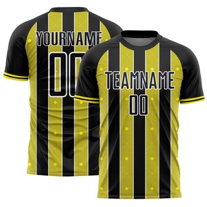Ensemble de maillot de football personnalisé noir et or rayé pour homme, manches courtes, impression sublimée, évacuation de l'humidité, col rond, coupe athlétique - Product Image 2