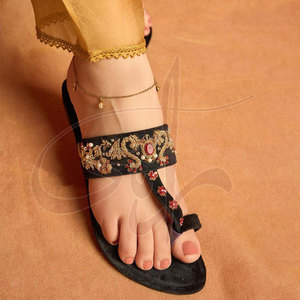 Chappals Kolhapuri pour femmes, en cuir véritable, légers, imperméables, avec doublure en velours, logo et style personnalisés - Product Image 6