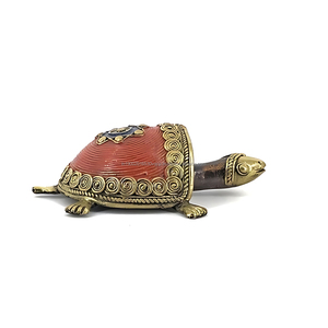 Décoration tortue artisanale avec verre coloré rouge/doré/bleu, métal laiton et travail détaillé de la coquille - Product Image 1
