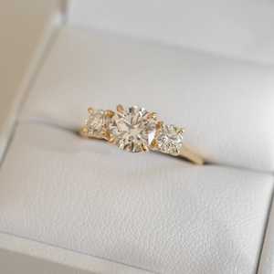 Bague trilogie en diamant de laboratoire rond 1,6 ct - Product Image 5