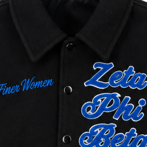 Chaqueta Universitaria Zeta Phi Beta para Mujer, Negra, de Lana, con Chenilla Azul Rey, Escritura en Chenilla, Números en las Mangas 19 20, Cuello con Broches, Sorority - Product Image 5
