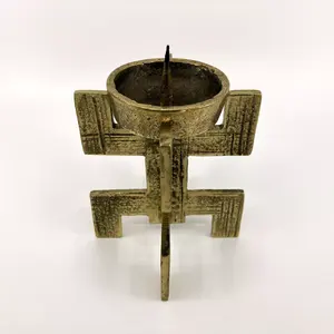 Porte-bougie en métal en forme de croix, abstrait, avec bras carrés et coupelle centrale - Product Image 3