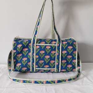 Sac de voyage matelassé à imprimé floral bleu indigo fait main |   Studio d'artisanat indien Elite Craft, artisanat écologique, imperméable, pliable - Product Image 2