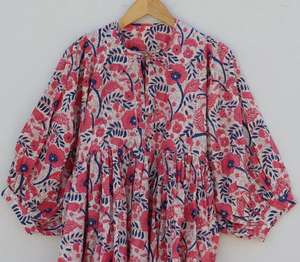 Robe en gaze de coton à motifs floraux : Col profond, imprimé en bloc - Product Image 2