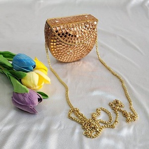 Pochette de soirée de mariée ornée de mosaïque, de cristaux miroir et de pierres Kundan en métal, dorée pour femme - Product Image 6