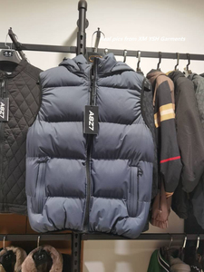 Gilet d'hiver à capuche pour homme avec fermeture éclair, coupe-vent, sans manches, matelassé, décontracté, noir uni, en polyester rembourré - Product Image 6
