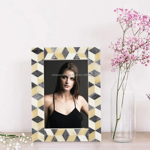 Cadre photo en bois artisanal de luxe géométrique avec motif losanges beige et noir – Décoration d'intérieur haut de gamme - Product Image 1