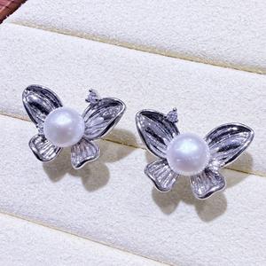 ต่างหูมุกน้ำจืดธรรมชาติสไตล์ยุโรปอเมริกันสำหรับผู้หญิง ดีไซน์ผีเสื้อประดับเพชรซิร์โคเนียมเดี่ยว สวยสง่างามและบริสุทธิ์ - Product Image 1