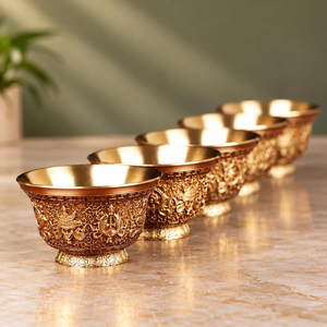 Cuenco de Ofrenda Tibetano Antiguo de Latón con Ocho Símbolos Auspiciosos, Taza de Agua para Rituales Budistas, Acabado Dorado, Estilo Vintage - Product Image 1