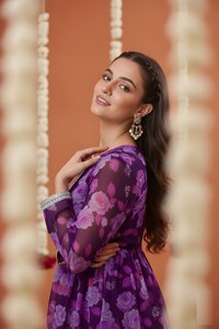 Ensemble de costume en georgette de soie tissée florale violette, Kurta à manches longues et Sharara imprimé, tenue ethnique d'été pour femme, idéal pour les fêtes et mariages - Product Image 4