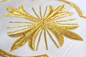 Insignia Bordada con Apliques de Hilo Metálico Dorado Hecha a Mano de Lujo, con Efecto 3D en Relieve, Resistente al Agua, Forma Personalizada - Product Image 3