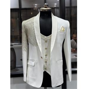 Traje de 3 Piezas de Primera Calidad con Bordado de Perlas Blancas, Blazer para Hombre para Bodas, Receptores y Fiestas, Chaqueta de Diseñador Disponible para la Venta - Product Image 1