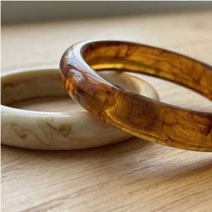 กำไลข้อมือเรซิ่นลายหินอ่อนทำมือ สีงาช้างลายอำพัน งานฝีมือเรซิ่นทรงกลมแบบเรียบ กำไลข้อมือแบบวงแหวนสำหรับผู้หญิง ขายส่งเครื่องประดับ - Product Image 2