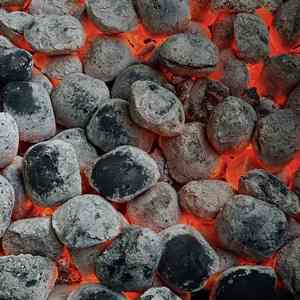 Briquettes de charbon de bois de haute qualité à prix d'usine pour barbecue, chauffage domestique et énergie industrielle – Valeur calorifique supérieure à 9000, longue durée, écologiques - Product Image 1