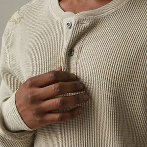 Camiseta de punto gofrado de algodón orgánico de alto gramaje, térmica, de manga larga para hombre, sostenible - Product Image 5