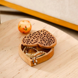 Bandeja de Almacenamiento de Madera en Forma de Corazón con Patrón de Hojas Talladas, Diseño Rústico Hecho a Mano para Uso en Interiores - Product Image 4