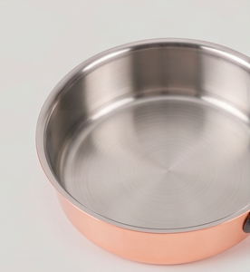 Olla de cobre con revestimiento de acero inoxidable y mango de hierro fundido para uso en cocinas de gas y cocinas de inducción. - Product Image 3