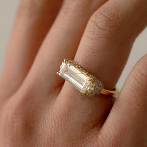 Anillo de compromiso y boda de moissanita estilo baguette inspirado en lo vintage, con pavé puntiagudo, halo oculto y chapado en oro sobre plata de ley 925 - Product Image 4