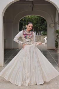 Lehenga traditionnel en soie romaine, longueur ras du sol, pour tenue de soirée, avec dentelle Gota-Patti attrayante et haut en patchwork Kutchi, infroissable - Product Image 3