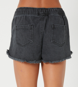 Shorts de mezclilla para mujer, personalizados, de cintura alta, transpirables, con dobladillo desgastado, color gris, color denim, lavado ácido. - Product Image 2
