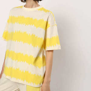 T-shirt pour femme avec détail de ligne contrastée, coton doux, col rond, manches courtes, coupe ajustée, décontracté, élégant, tendance, pour tous les jours - Product Image 2