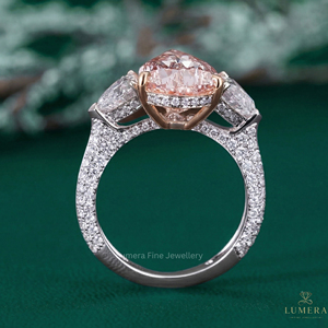 Anillo de compromiso único y elegante con diamante rosa en forma de pera cultivado en laboratorio, chapado en oro, con piedras laterales de media luna y base con halo oculto. - Product Image 2