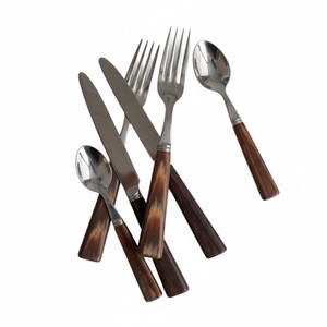 Ensemble de couverts en acier inoxydable forgé de haute qualité avec manches en bois brun rustique pour la restauration et l'hôtellerie - Product Image 6