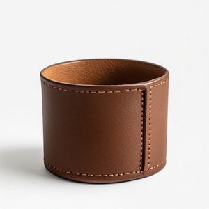 Mini pot en cuir au fini doux et élégant, conçu pour les arrangements de plantes compactes, avec un aspect haut de gamme et une qualité artisanale. - Product Image 1