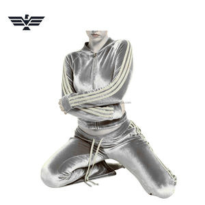 Conjunto Deportivo de Invierno para Mujer, Chaqueta con Capucha y Pantalones Jogger, Diseño de 3 Rayas en las Mangas, Terciopelo Premium, Personalizable al por Mayor - Product Image 4