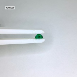 พลอยมรกตแซมเบียทรงสี่เหลี่ยมแปดเหลี่ยมขนาด 0.78 กะรัต ขนาด 5.60x5.50x3.60 มม. สีเขียวเข้ม เหมาะสำหรับแหวนและเครื่องประดับชั้นดี - Product Image 4