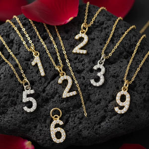 Collar con colgante de diamante moissanita incoloro con número del 0 al 9 en oro de 14 quilates, joyería fina minimalista de fabricante a bajo precio. - Product Image 1