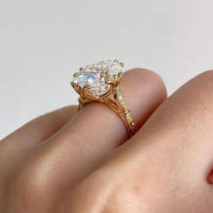 Anillo de Moissanita Ovalado de 4 Quilates Iced Jewelz, el Más Vendido, en Oro Amarillo de 14k con Engaste de Garras, Certificado IGI, Anillo de Compromiso Unisex - Product Image 6